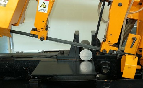 息烽数控带锯床自动送料精度会出现偏差吗？